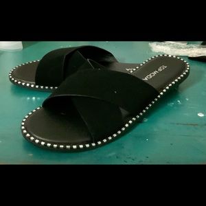 Size 6 black chic sandals